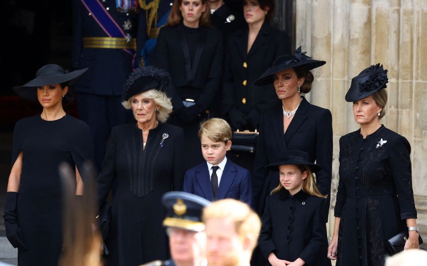 A princesa Charlotte protagonizou um dos momentos de maior emoção do funeral da rainha Isabel II. A filha do príncipe William e de Kate Middleton homenageou a bisavó de forma discreta, mas muito especial.