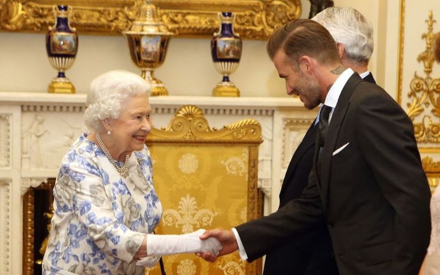 David Beckham esteve 13 horas na fila para ver o caixão da rainha Isabel II. O ex-futebolista não conteve as lagrimas durante a homenagem.
