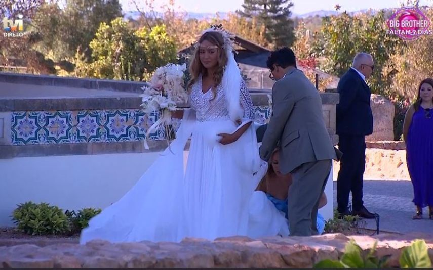 Bruno de Carvalho já chegou à quinta em Algoz no Algarve para trocar alianças com Liliana Almeida. Veja o vestido da noiva que chamou a atenção de todos!