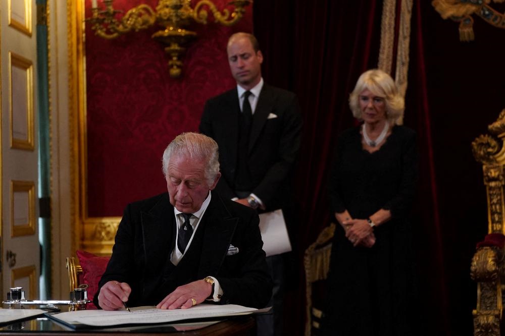 Carlos III é proclamado rei de Inglaterra neste sábado, 10 de setembro, numa cerimónia no Palácio de St.James, em Londres.