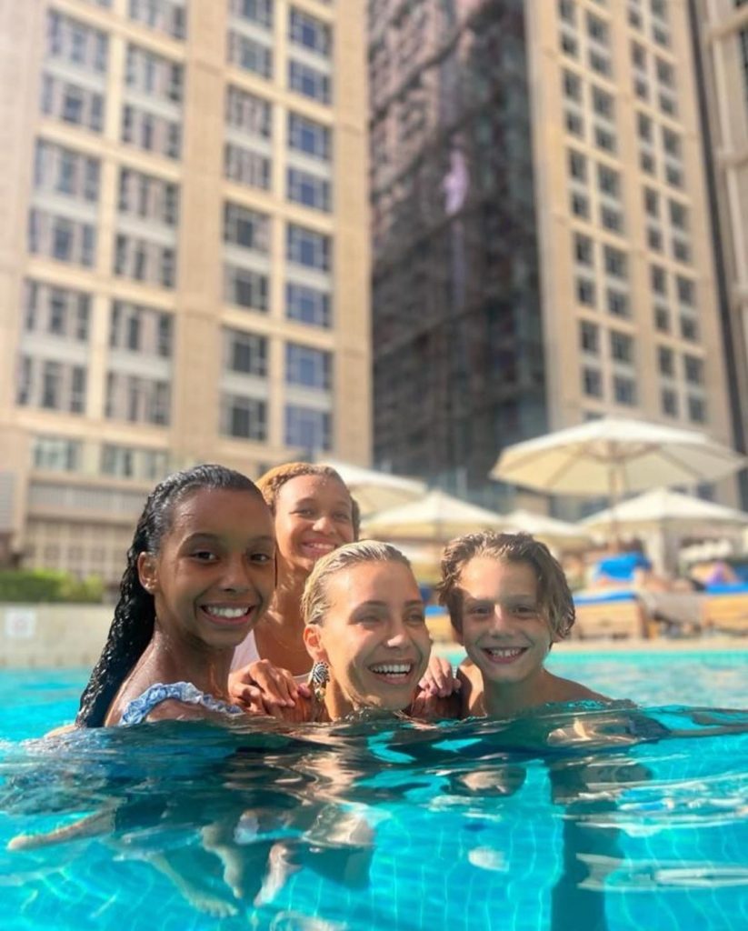 Luciana Abreu está a aproveitar uns dias de férias no Dubai e fez-se acompanhar pelas filhas, Lyonce, de 11 anos, e Lyannii, de 10 e pelo namorado! Ora veja!