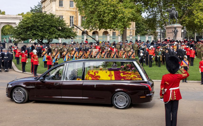 O som do gaiteiro que acordou a Rainha Isabel II todos os dias, marcou o fim do funeral da monarca, que se realizou esta segunda-feira, dia 19 de setembro. Veja tudo!