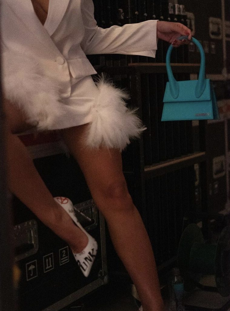 Bruna Gomes surge de blazer/vestido branco decotado, com plumas (a grande tendência desta estação) e soma elogios à sua sensualidade.