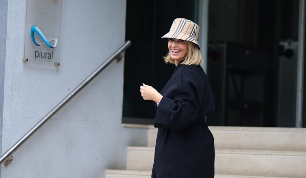 Cristina Ferreira surpreendeu os fãs com um look ideal para os dias de chuva. A apresentadora usou botas de cano alto e um chapéu de 350 euros.
