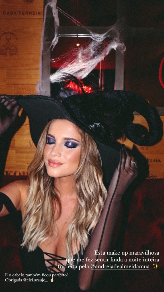 Júlia Palha fez uma dupla festa: o aniversário e o Halloween. Como tal, a atriz apostou numa fantasia bem sensual de bruxa e escreveu: "Lembra-te sempre: Tu és mágico"