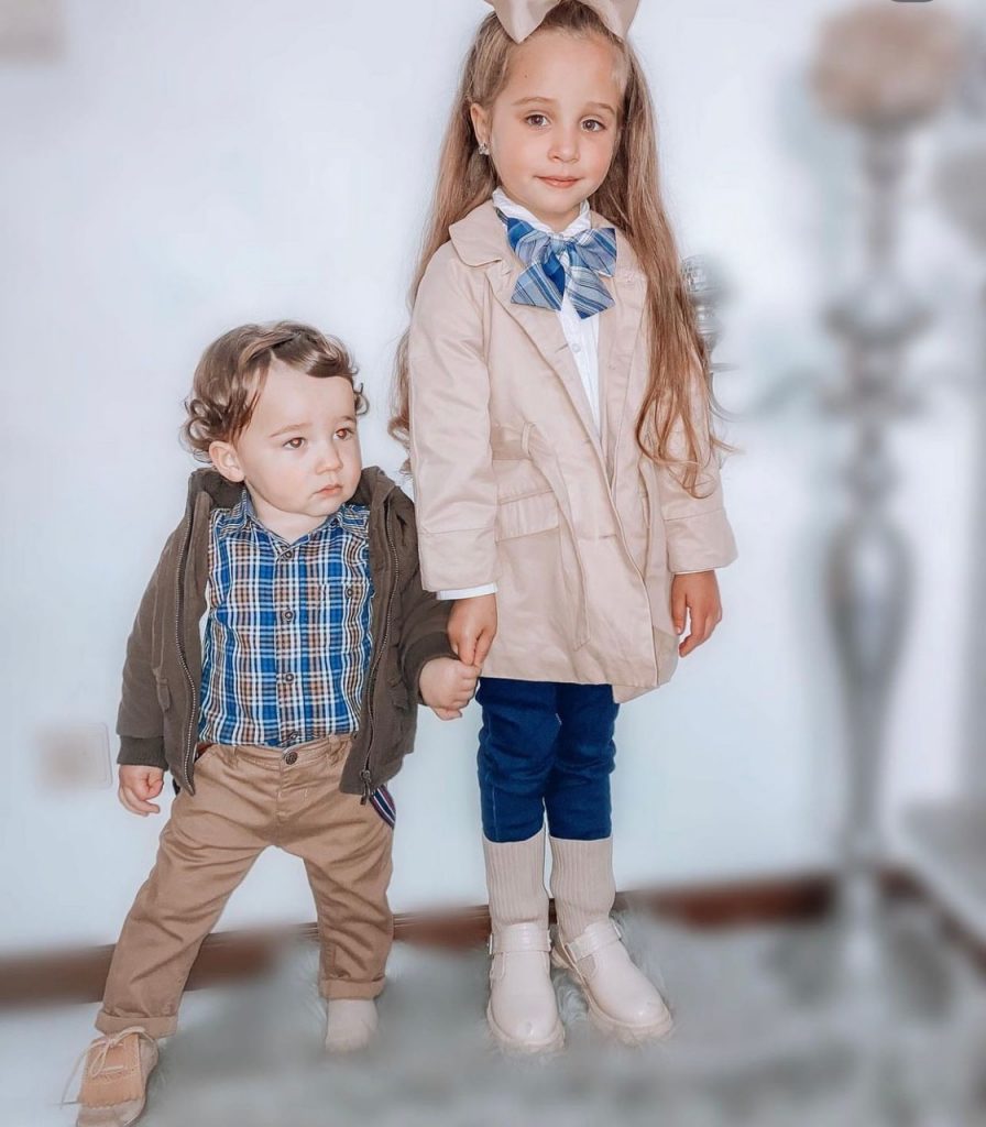 Juliana Dias é conhecida pela sua exuberância e aplica isso aos look dos filhos, Pietro e Penélope. Veja como estão crescidos... e cheios de estilo!