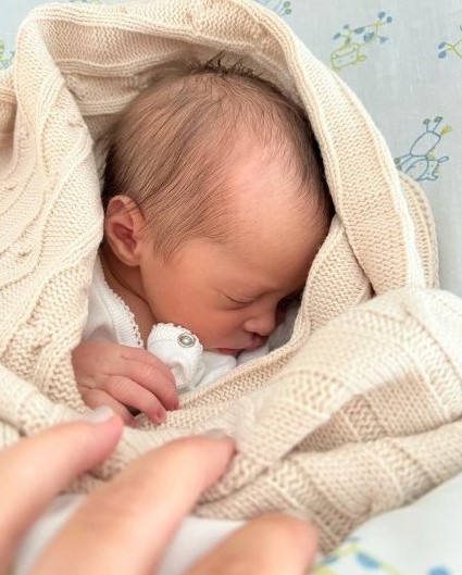 Alice Alves tem Benedita nos braços. A menina nasceu na sexta-feira, dia 14, e a apresentadora mostrou as primeiras fotos com a bebé.