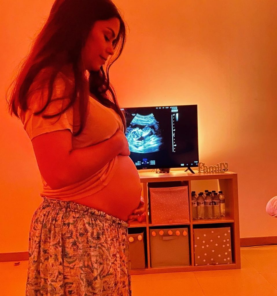 Diana Baía Pinto está grávida pela segunda vez. A filha de João Pinto e Carla Baía revelou, através das redes sociais, o sexo do bebé.