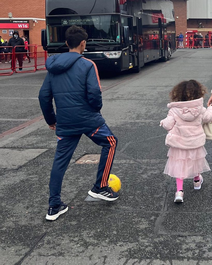 Cristiano Ronaldo teve assistência especial em Old Trafford: os filhos Cristianinho, os gémeos Eva e Mateo e ainda Alana Martina.
