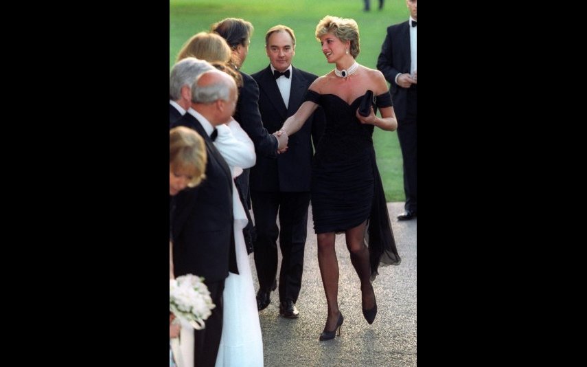 O icónico 'vestido da vingança' da princesa Diana está de volta ao pequeno ecrã, na quinta temporada da série The Crown, da Netflix.