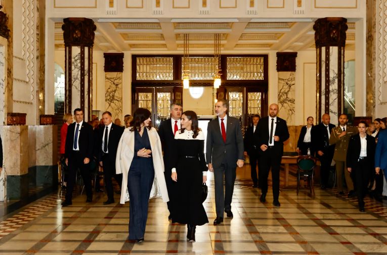 A rainha Letizia roubou todas as atenções no último dia da visita oficial à Croácia. A monarca reciclou um look muito elegante.