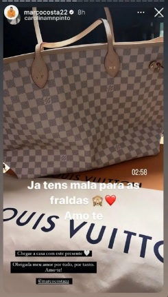 A namorada de Marco Costa, Carolina Pinto, completou 30 anos e recebeu do pasteleiro um presente muito especial: uma mala personalizada da marca Louis Vuitton! Ora veja.