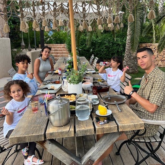 Georgina Rodríguez e Cristiano Ronaldo com os filhos