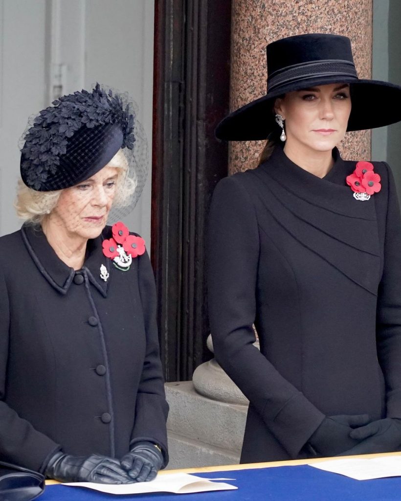 Nas celebrações do Remembrance Day, Kate Middleton roubou atenções ao prestar homeagens a lady Di e a Isabel II, e ao usar acessório de milhares de euros.