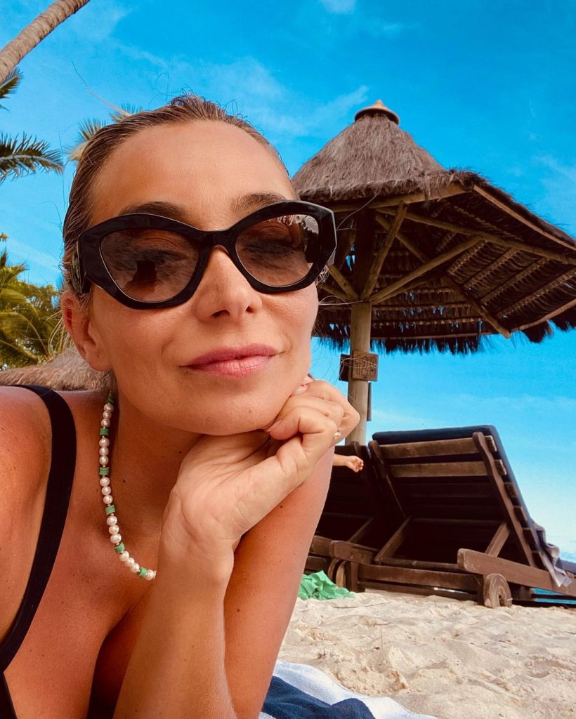 Carina Caldeira comemorou os 40 anos no Brasil. A apresentadora do "Glitter Show" deixou todos impressionados ao mostrar as curvas na praia.