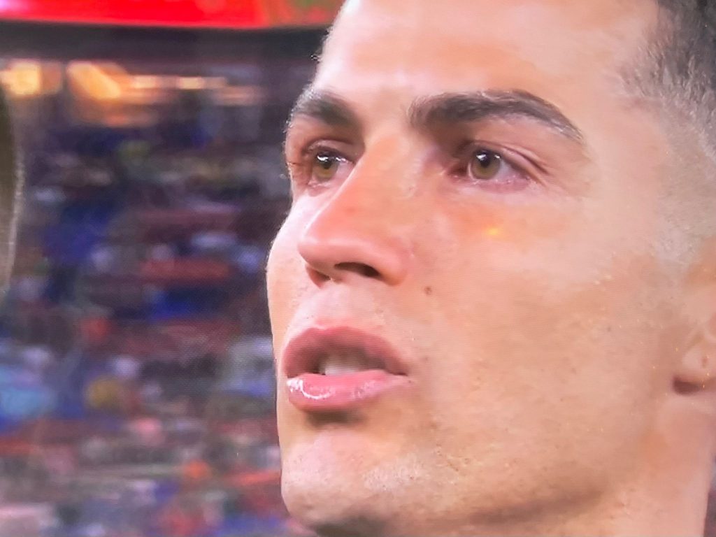 Cristiano Ronaldo ficou lavado em lágrimas ao cantar o hino de Portugal antes do apito para o início do jogo contra o Gana.