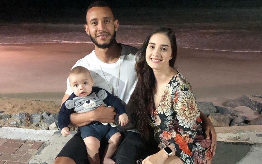 Jonata Bastos, futebolista da UD Oliveirense chora a morte do filho de dois anos. O clube prestou-lhe uma sentida homenagem.