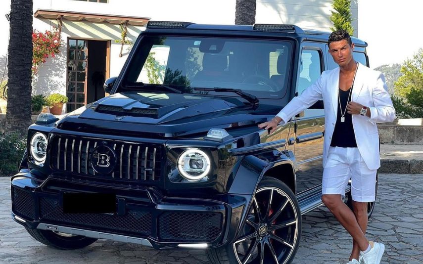 É o adeus a Manchester. Cristiano Ronaldo está tirar a sua vasta frota automóvel de Inglaterra e enquanto está no Mundial do Qatar, é Georgina Rodríguez que trata de tudo.