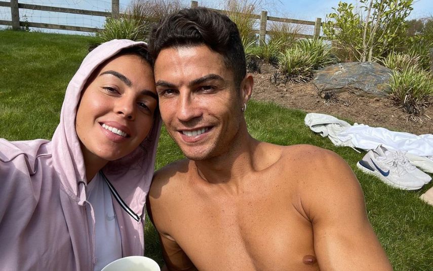 Ainda que à distância e com o apoio total da namorada, Cristiano Ronaldo está a mudar tudo para Madrid, enquanto tem o seu futuro profissional em aberto.