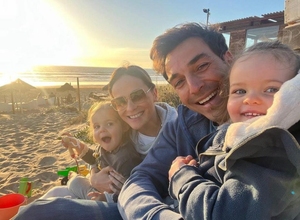 Helena Costa com as filhas e com o namorado, Vasco Santos