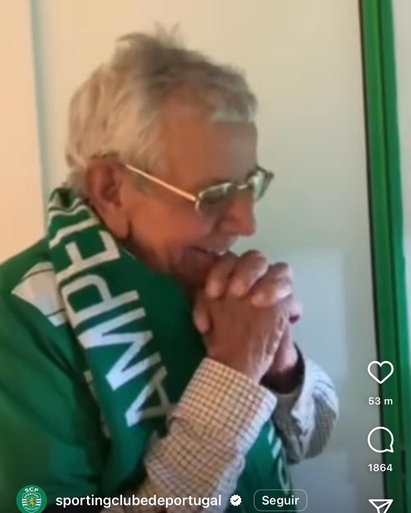 António vive num lar em Lisboa e foi surpreendido por uma voluntária, que o levou a Alvalade. O vídeo já levou muitos adeptos às lágrimas.