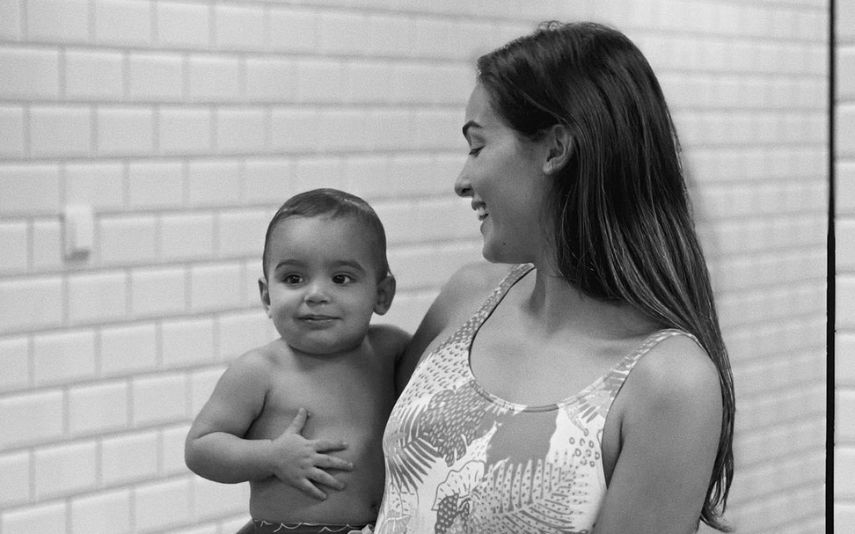 Angie Costa preparava-se para fazer uma aula de natação com o filho Martim, de um ano, quando aconteceu um imprevisto caricato.