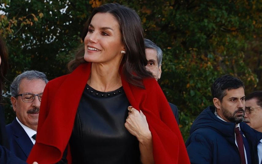 A rainha Letizia voltou a roubar atenções com o look sofisticado e o top super tendência que usou durante um evento em Madrid.