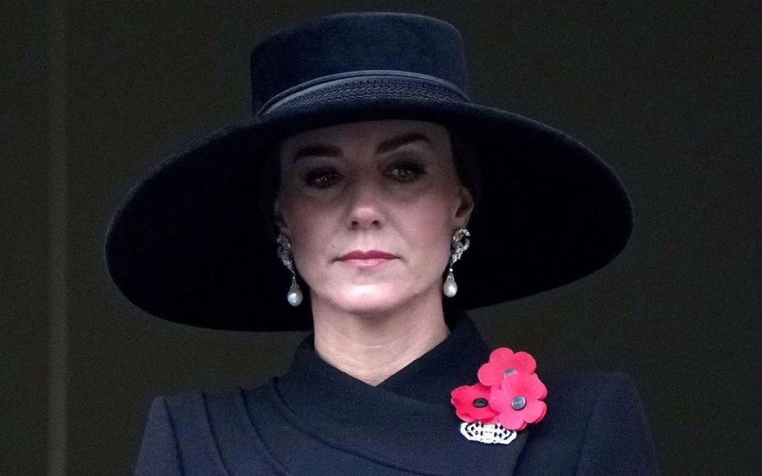 Nas celebrações do Remembrance Day, Kate Middleton roubou atenções ao prestar homeagens a lady Di e a Isabel II, e ao usar acessório de milhares de euros.