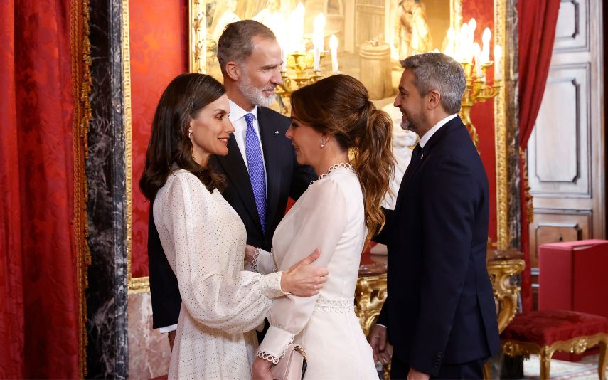A rainha Letizia voltou a estar no centro das atenções, devido a um look que usou... e que 'roubou' do guarda-roupa da filha, a infanta Sofía.