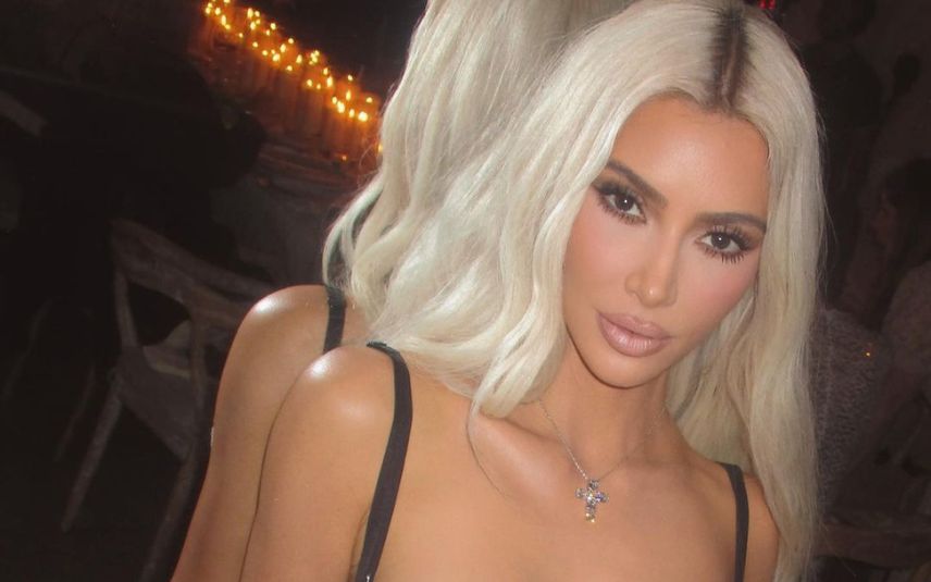 A socialite Kim Kardashian tem sido acusada de só se interessar por dinheiro e de sexualizar menores. Saiba o porquê.