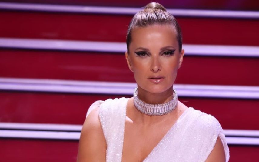 Na gala do Big Brother, Cristina Ferreira arrasou com um vestido comprido, branco e brilhante! O look não agradou a todos os internautas, mas fez furor nas redes sociais: "Não fosse o cabelo era a perfeição"