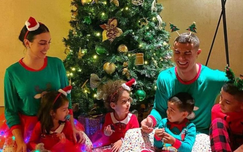 Cristiano Ronaldo passou o Natal em Madrid com um grupo de amigos, fez uma videochamada para a mãe e irmãs e presentes de luxo não faltaram.