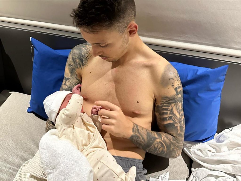 Já se estreou como pai! As primeiras fotos da filha do jogador do Benfica