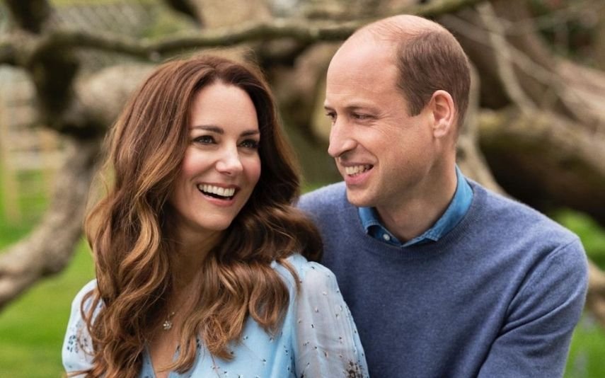 Kate Middleton surge de ténis e calças de ganga para desejas as boas festas. Também William e os filhos mostraram posturas menos formais este ano.