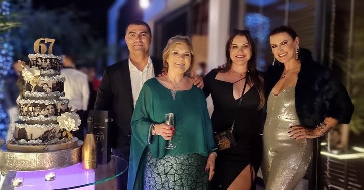 Katia Aveiro, Dolores Aveiro, com a mãe e os irmãos Elma e Hugo
