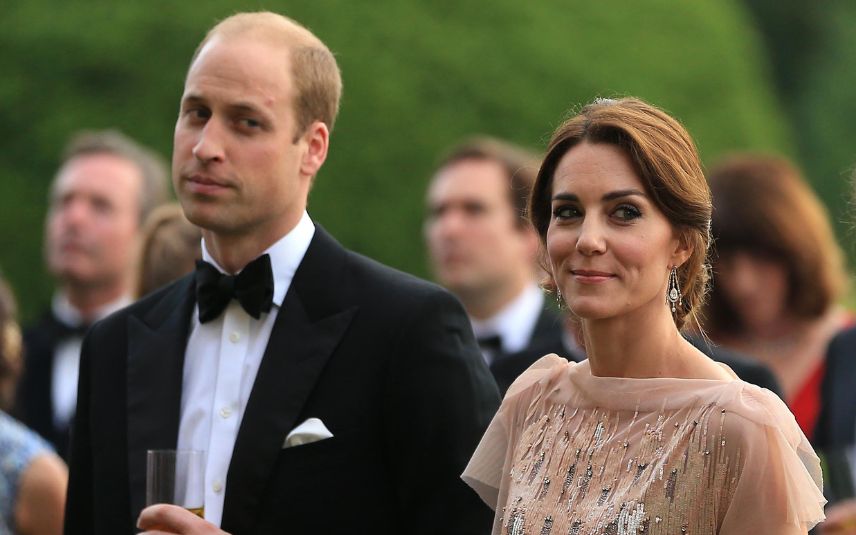 O príncipe William surpreendeu ao entrar sozinho na igreja para assistir ao casamento da ex-namorada, Rose Farquhar. Kate Middleton não marcou presença.
