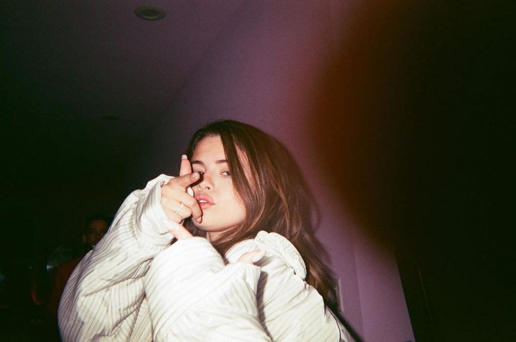 Selena Gomez relembra maior desastre de beleza que viveu
