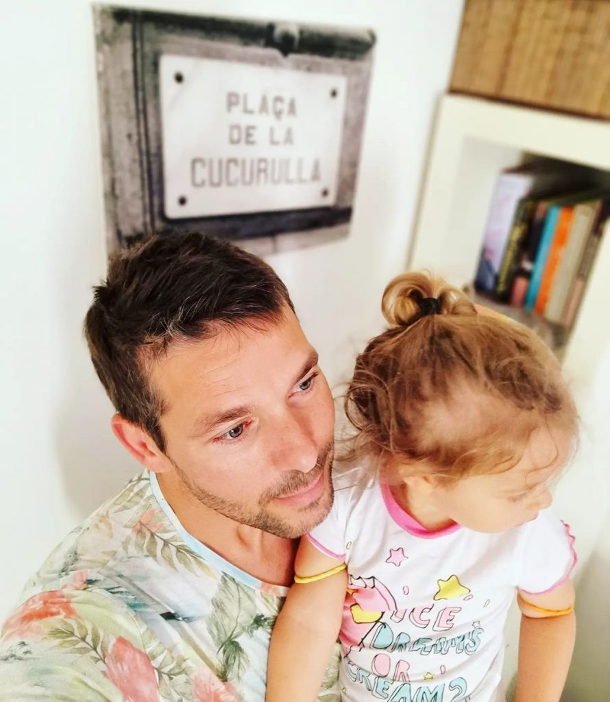 Jorge Corrula diverte-se em família: "Mãos de Pai de Miúdas!"