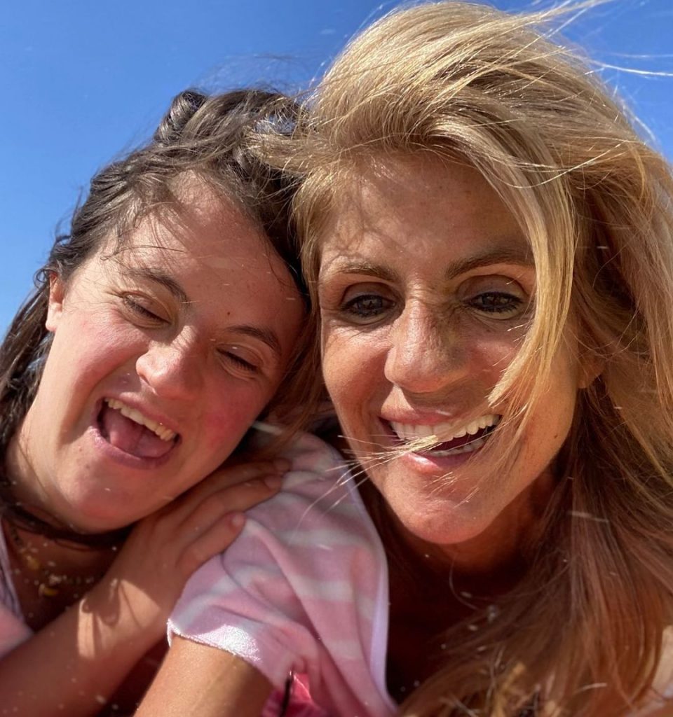 Bibá Pita deslumbra com filha Madalena em evento especial