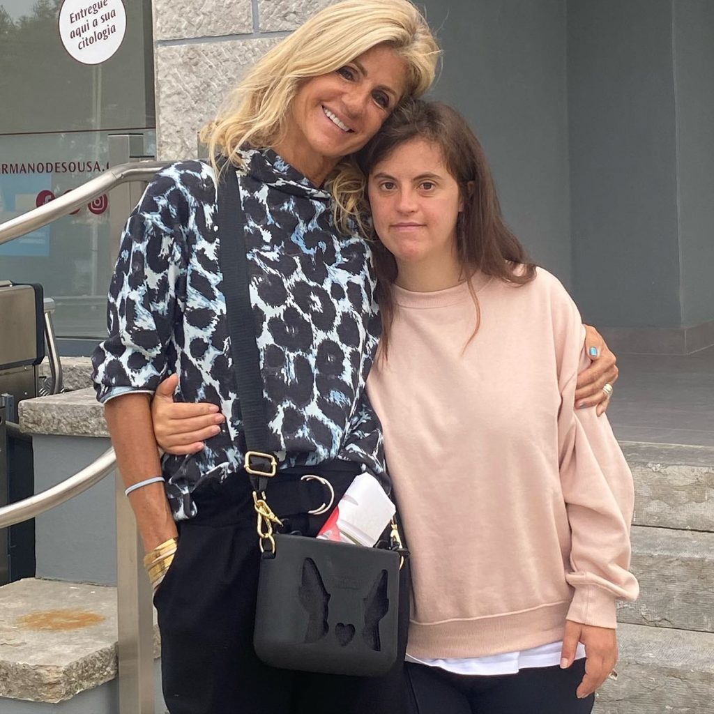 Bibá Pita deslumbra com filha Madalena em evento especial