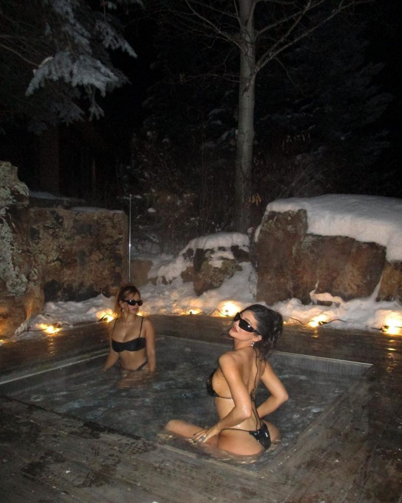 Kylie Jenner posa em nova fotografia rodeada de neve... mas de bíquini