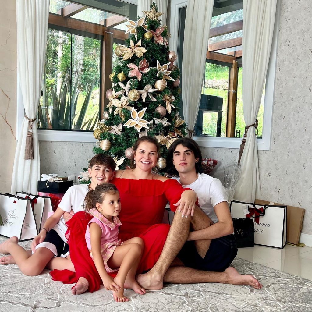 Katia Aveiro com os filhos