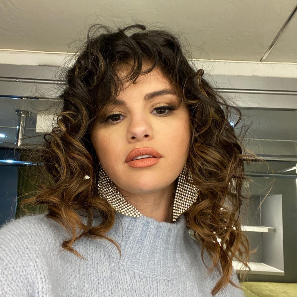 Selena Gomez relembra maior desastre de beleza que viveu