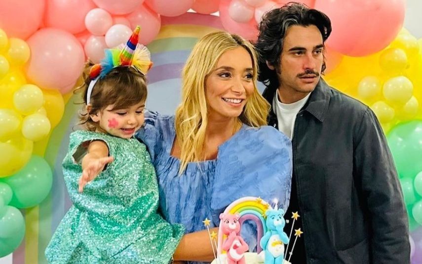 Carina Caldeira anunciou que está à espera do segundo filho, fruto da relação com Francisco Cardia. A notícia foi dada um dia depois do segundo aniversário da filha do casal, Constança.