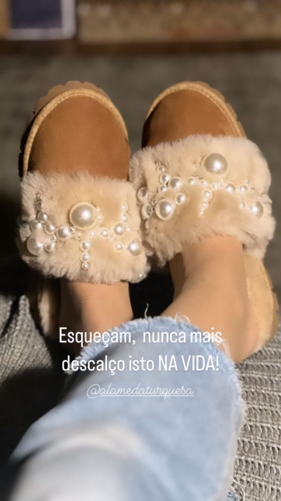 Os chinelos da marca Alameda Turquesa, no valor de 295€, publicados pela influencer