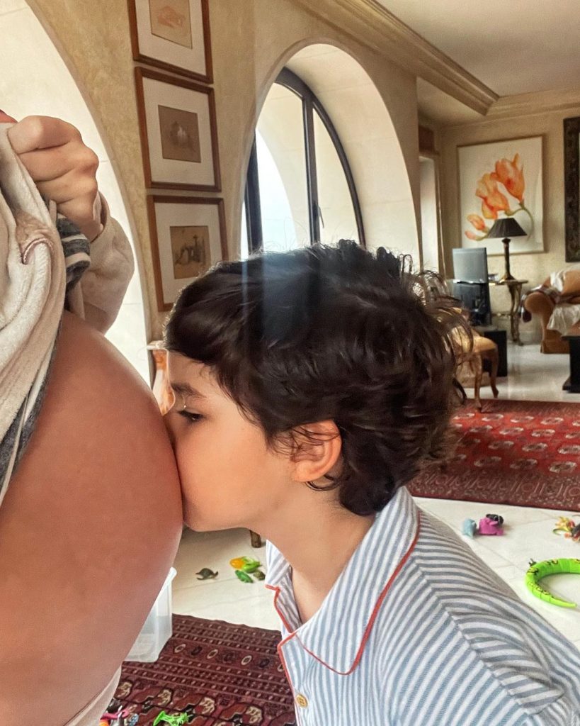 Júlia Belard encanta com fotografia carinhosa de filho: “É este namoro o dia inteiro”