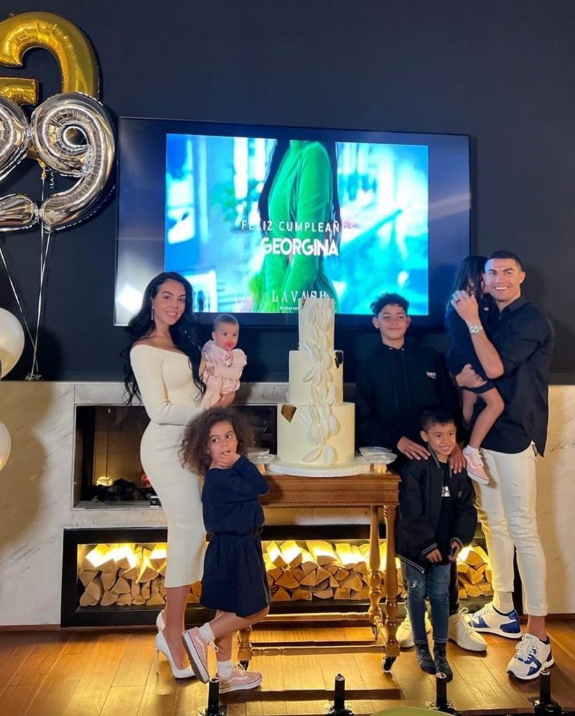 Georgina Rodríguez, Cristiano Ronaldo e os cinco filhos