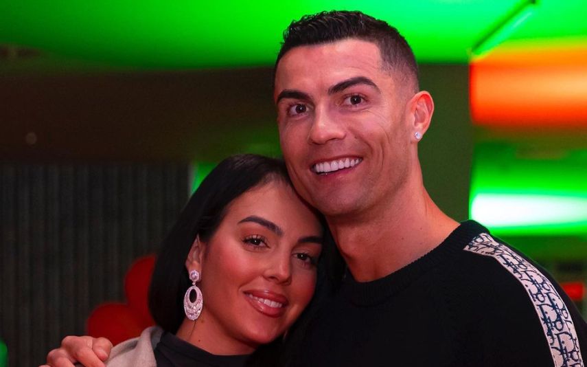 Cristiano Ronaldo e Georgina Rodríguez já deixaram o hotel de luxo em Riade e estão instalados na nova residência da família com os filhos.