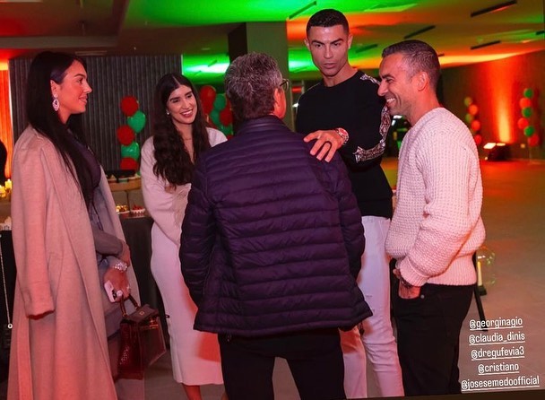 Ricardo Regufe, amigo e 'personal manager' de Cristiano Ronaldo, juntou a família e os amigos em Riade.