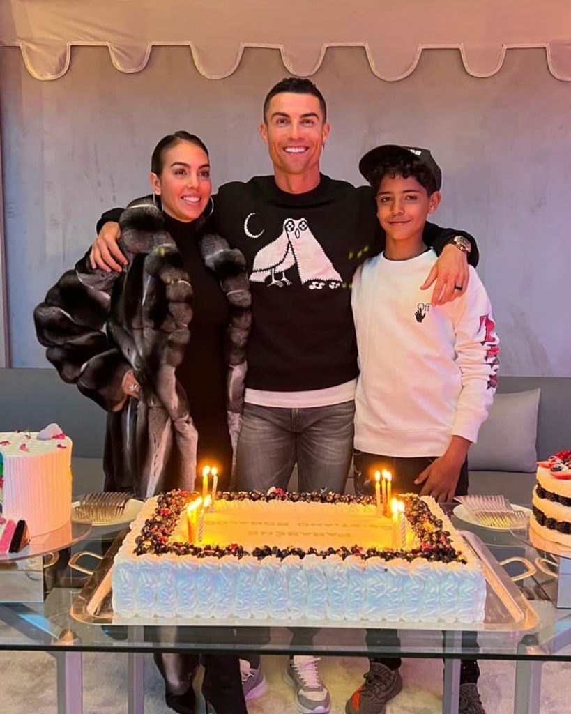 Cristiano Ronaldo posou com Georgina Rodríguez e Cristianinho